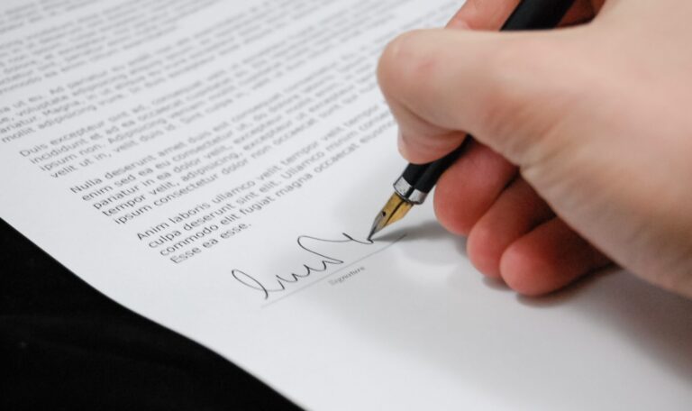 Law firm Riyadh drafting and reviewing laws Contract drafting Saudi Arabia صياغة ومراجعة الأنظمة صياغة ومراجعة العقود